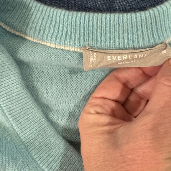 Everlane cashmere v-neck sweater light blue M - Picture 4 of 5